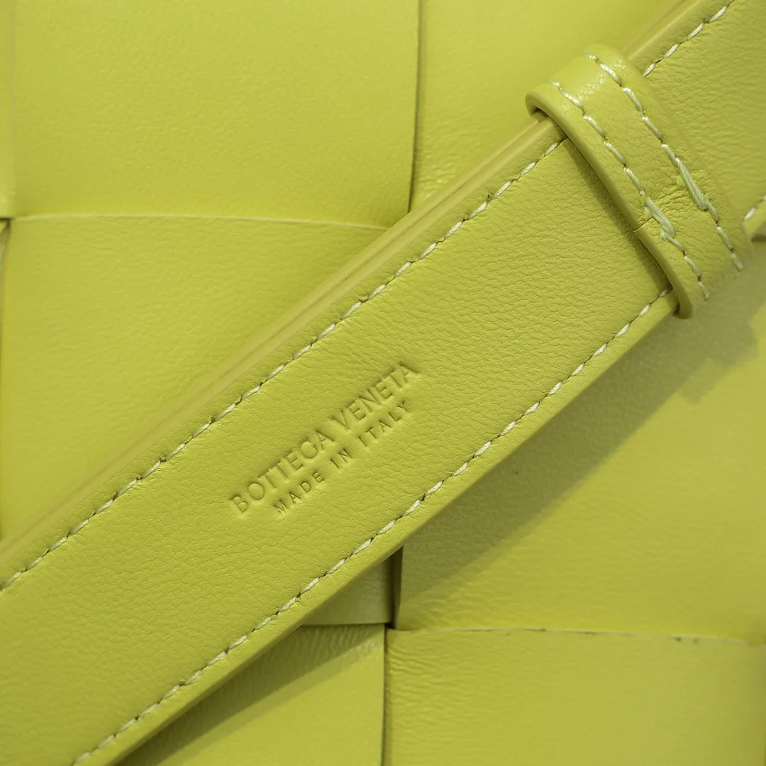 #𝐓𝐇𝐄 𝐁𝐄𝐋𝐓 𝐂𝐀𝐒𝐒𝐄𝐓𝐓𝐄 Checkered waist bag🔻 The hot cassette has a new style. The lambskin material is very light and has the same high-grade touch as always. It can be used as a handbag, waist bag, crossbody, or shoulder bag. Small and exquisite but very easy to use, it is stress-free to install iPhone plus, 💄lipstick 🕶️sunglasses! It continues the square shape of the cassette bag and does not deform after loading. It has a very concave shape! 【6815#】 Size: 17.5*9.5*5cm